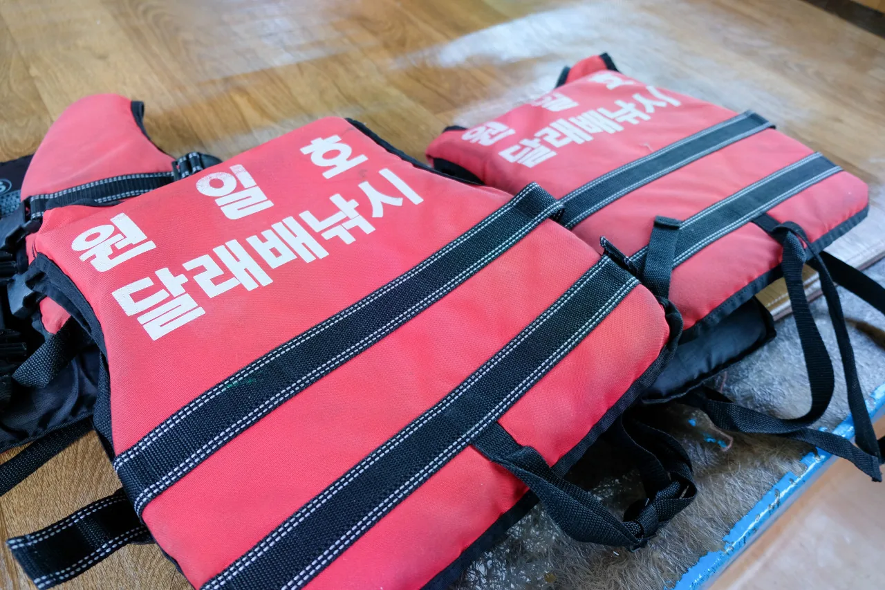 배낚시 체험에 준비된 구명조끼